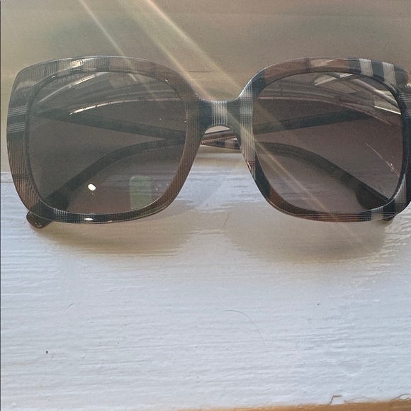 Like New Burberry Sunglasses - Picture 6 of 6